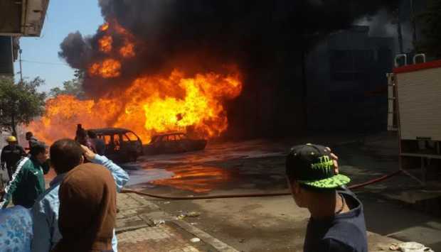 بسبب خلافات أسرية.. ضبط المتهمين بإشعال النيران في 3 سيارات أمام عقار بالسويس