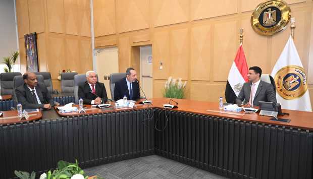 وزير الصناعة يؤكد أهمية دعم صادرات الأثاث المصري من خلال دراسة شاملة