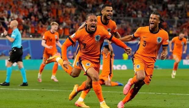 هولندا تسجل انتصارًا تاريخيًا على السويد وتحقق رقمًا قياسيًا جديدًا في كأس العالم