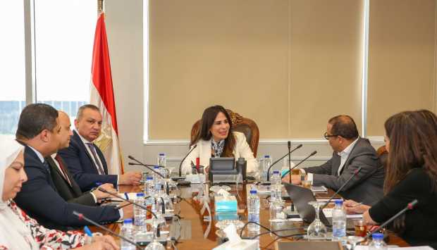 وزيرة الإسكان تبحث مع «الكازار» إقامة مشروع «أوت ليت» تجاري متكامل بشرق القاهرة