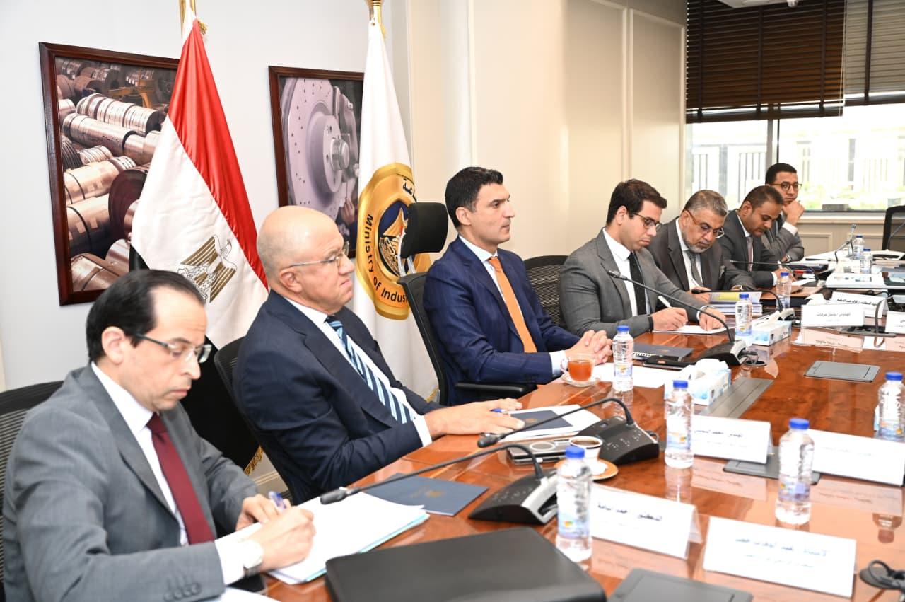 وزير الصناعة خلال اللقاء