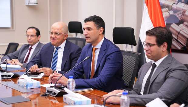تعاون وزارتي الصناعة والعمل لتعزيز الاستثمار والإنتاج المحلي