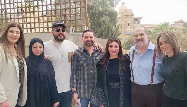 إلهام شاهين تحتفل بانتهاء تصوير فيلم ‘الحافي’ بمشاركة صور من كواليس العمل