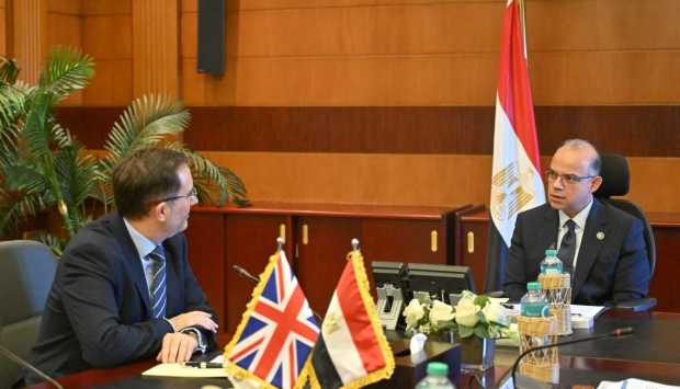 اجتماع لتعزيز الشراكة الاقتصادية: وزير الاستثمار المصري والسفير البريطاني يبحثان سبل تعزيز التعاون التجاري