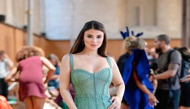 هدى الإتربي تتألق بفستان فيروزى مميز خلال أسبوع الموضة بباريس