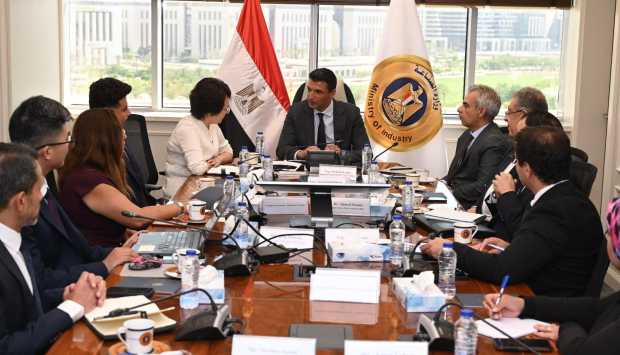 وزير الصناعة المصري يناقش مع شركة صينية استثمار 20 مليون دولار لإنشاء مجمع صناعي ذكي