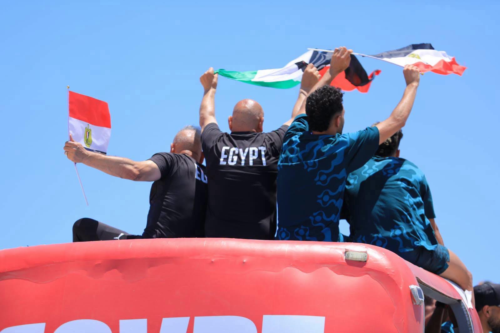 حسام حسن يرفع علم فلسطين في العلمين
