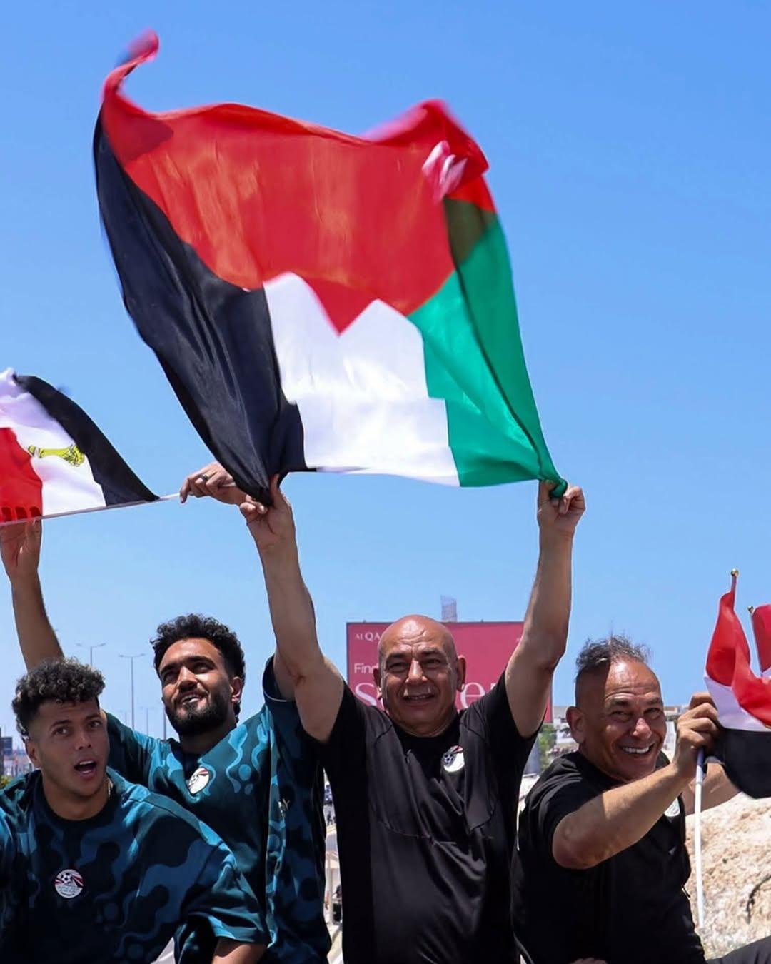 حسام حسن يرفع علم فلسطين في العلمين