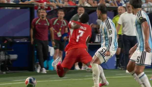 بروتوكول VAR الجديد يحسم طرد إمبولو في مباراة الأرجنتين وسويسرا بكأس العالم 2026