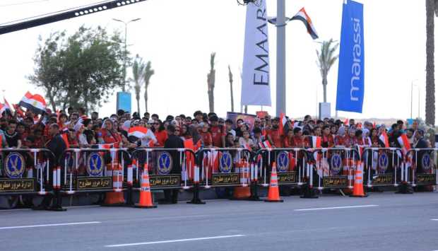 جماهير غفيرة ونجوم الفن والسياسة في استقبال طائرة المنتخب المصري بالعلمين