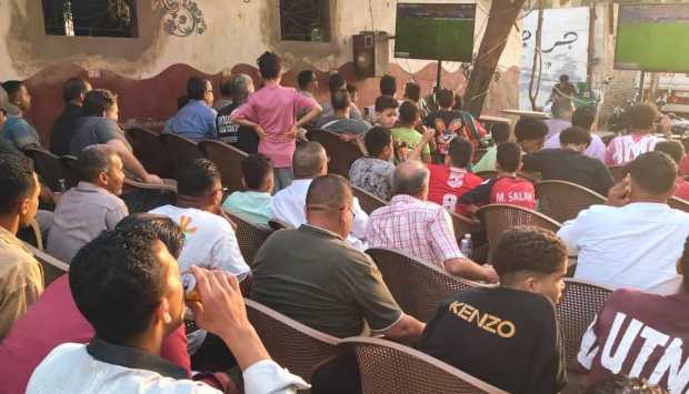 جماهير غفيرة تتابع مباراة مصر ضد الأرجنتين في مقاهي المريوطية وسط أجواء حماسية