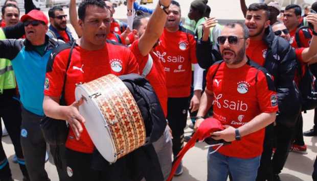 أمن مطار العلمين يحتفل بالجماهير بتوزيع العصائر خلال استقبال منتخب مصر