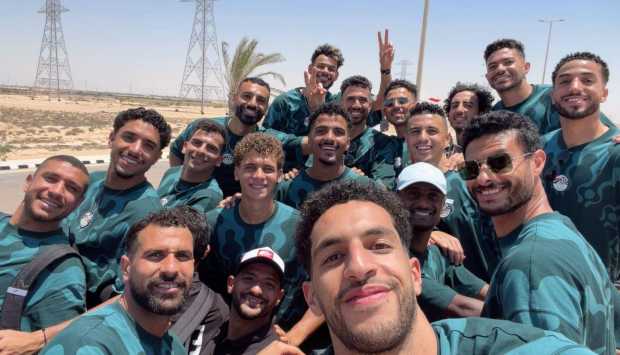 لحظات مبهجة في مطار العلمين: الجماهير تتنافس لالتقاط صور مع محمد صلاح ونجوم المنتخب