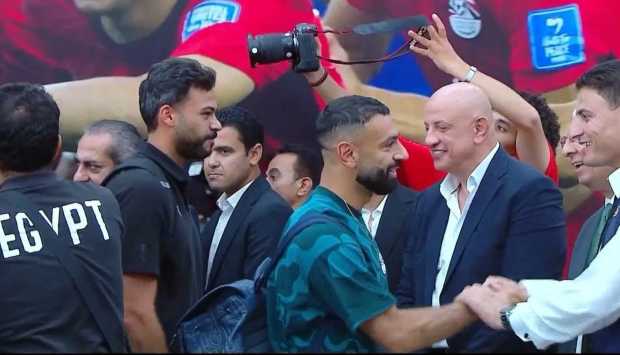 محمد صلاح يوجه رسالة دعم للجماهير في استقبال حافل للمنتخب المصري بالعلمين