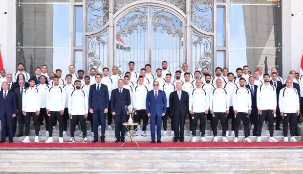 الرئيس السيسي يُكرّم المنتخب الوطني بكأس الفخر والاعتزاز تقديرًا لأدائه المتميز