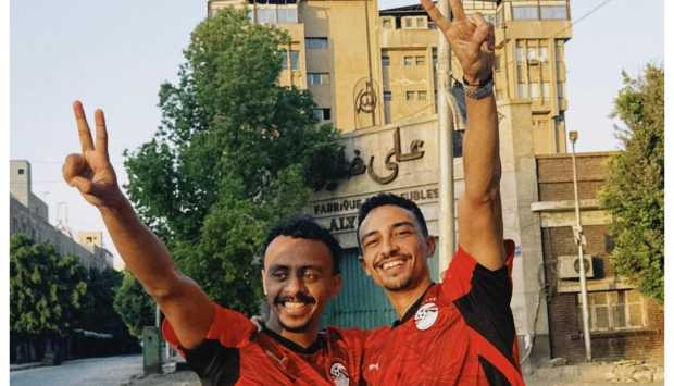 أبطال فيلم “محمود التاني” يحتفلون بفوز مصر على أستراليا بقمصان المنتخب