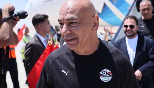 حسام حسن يعبر عن سعادته باستقبال الجماهير للمنتخب المصري في مطار العلمين