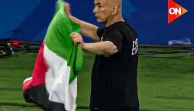 حسام حسن يرفع علم فلسطين بعد تأهل منتخب مصر لدور الـ16 في كأس العالم 2026