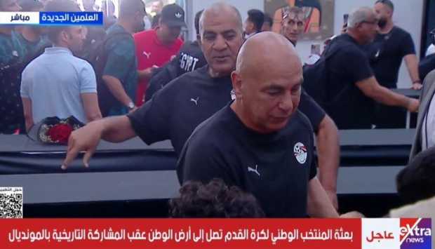 حسام حسن يحقق حلم طفل في مطار العلمين بتوقيع على قميصه