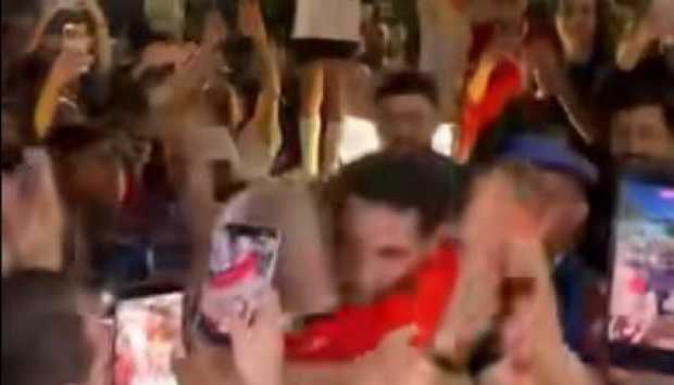 لحظة مؤثرة: أحمد شوبير يستقبل نجله مصطفى بعد تألقه في مونديال 2026