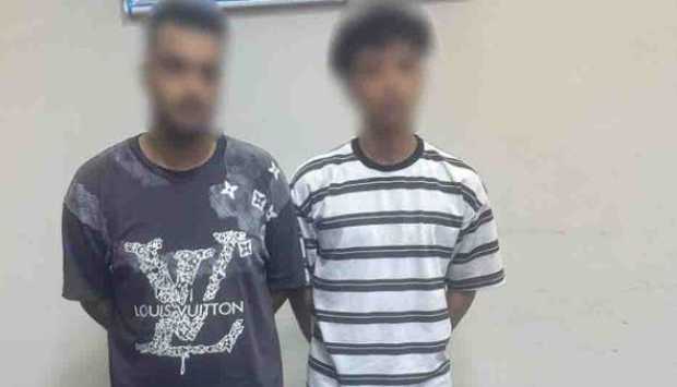 ضبط شخصين للترويج لبيع الأسلحة البيضاء عبر فيسبوك بحوزتهما 13 قطعة