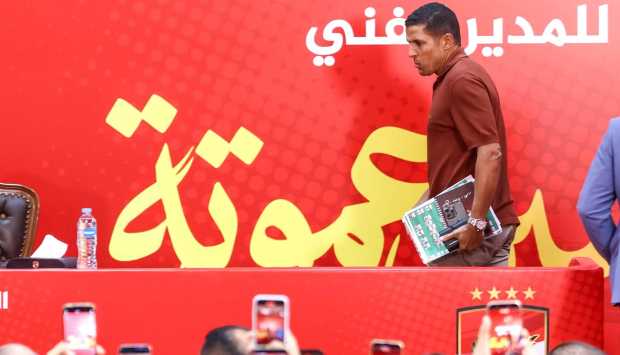 عموتة يؤكد فخره بقيادة الأهلي ويعد بمنافسة قوية على الألقاب