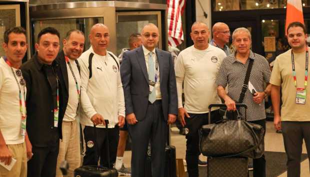قنصل مصر في هيوستن يستقبل بعثة المنتخب الوطني استعدادًا لمواجهة أستراليا