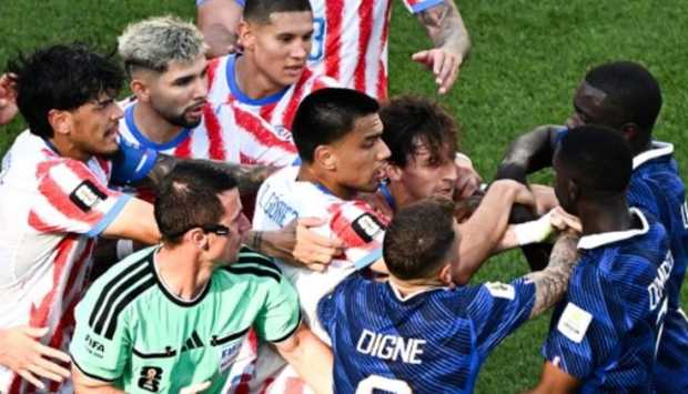 اشتباكات بين لاعبي فرنسا وباراجواي بسبب تدخلات عنيفة على مبابي في كأس العالم 2026