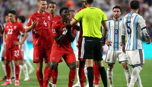 أحمد شوبير يعبر عن استيائه بعد طرد إمبولو في مباراة الأرجنتين وسويسرا بكأس العالم 2026