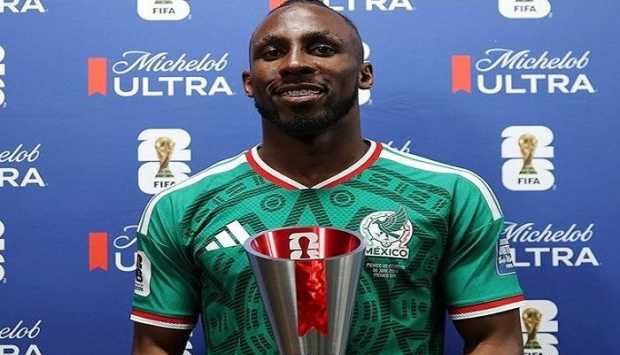 خوليان كينيونيس يتوج بجائزة أفضل لاعب في مواجهة المكسيك والإكوادور بالمونديال