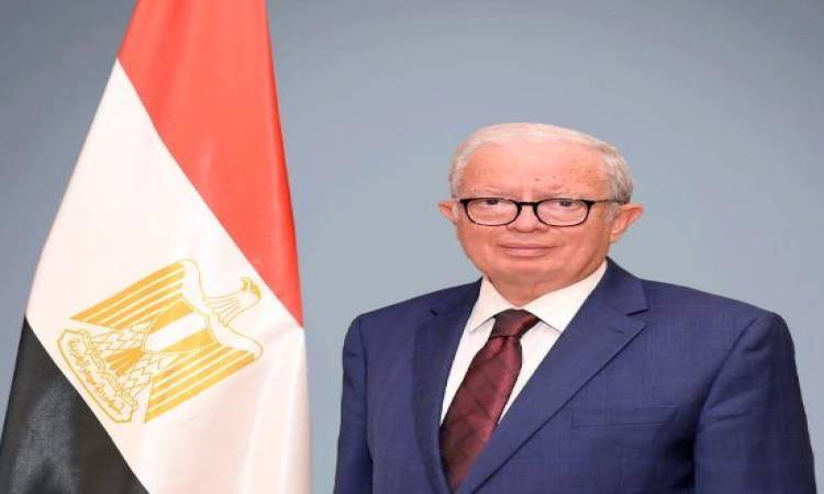 الدكتور حسين عيسى