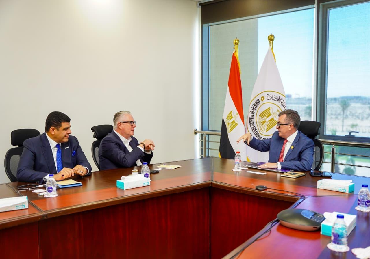 وزير التخطيط ومايكل جيلبرت