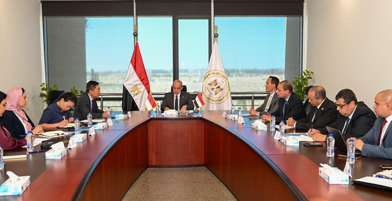 وزير الاستثمار وسفير سنغافورة