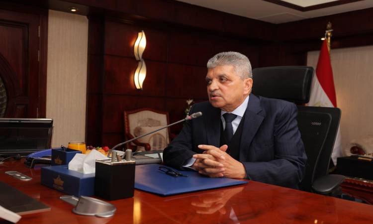 الفريق أسامة ربيع خلال الاجتماع