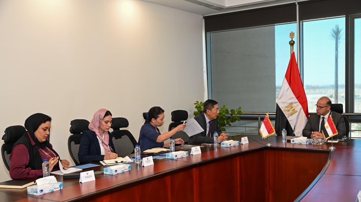 وزير الاستثمار وسفير سنغافورة