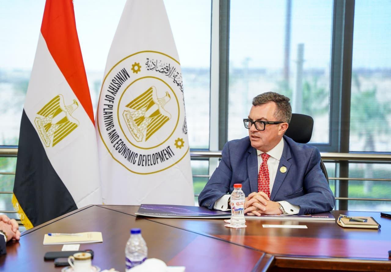 وزير التخطيط ومايكل جيلبرت