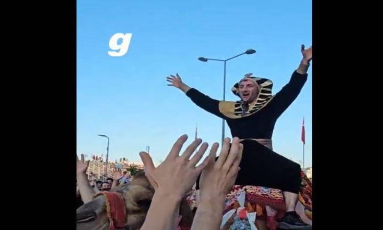 المشجع خلال ارتدائه الزي الفرعوني