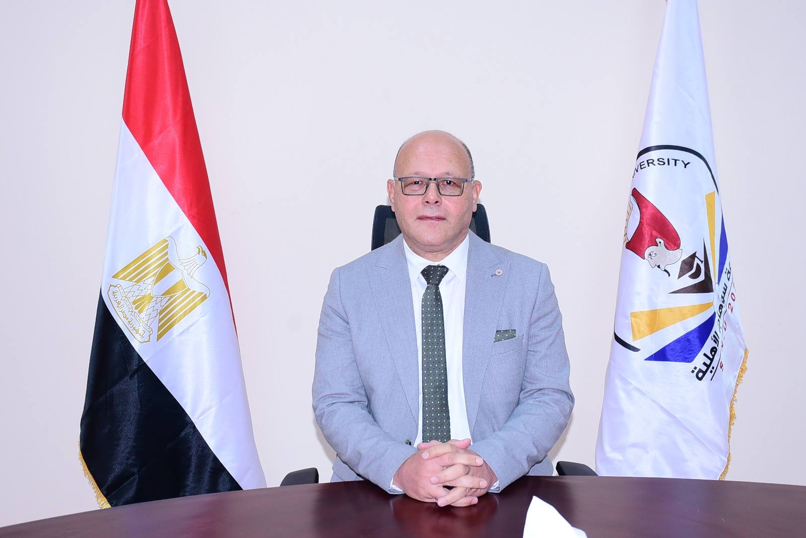 رئيس جامعة سوهاج يقرر صرف 3 آلاف جنيه مكافأة للعاملين
