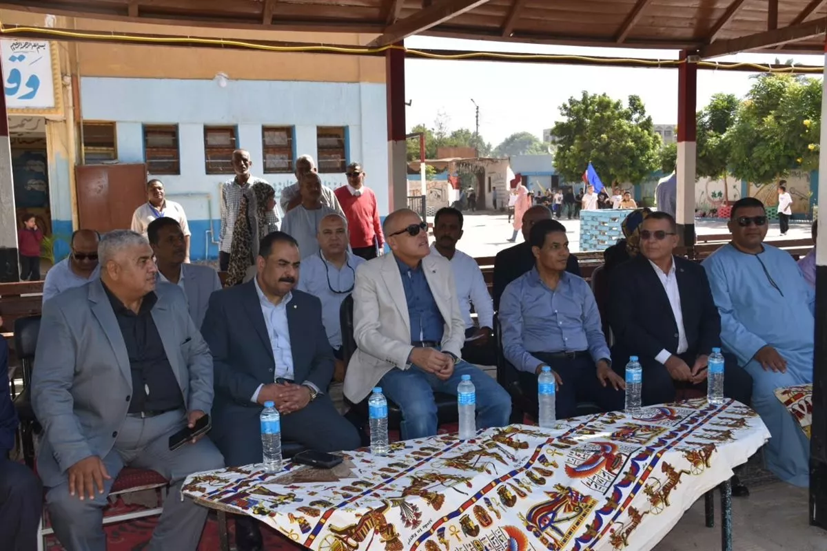 محافظ الأقصر يتابع أعمال الحملة القومية للتطعيم بمدينة إسنا
