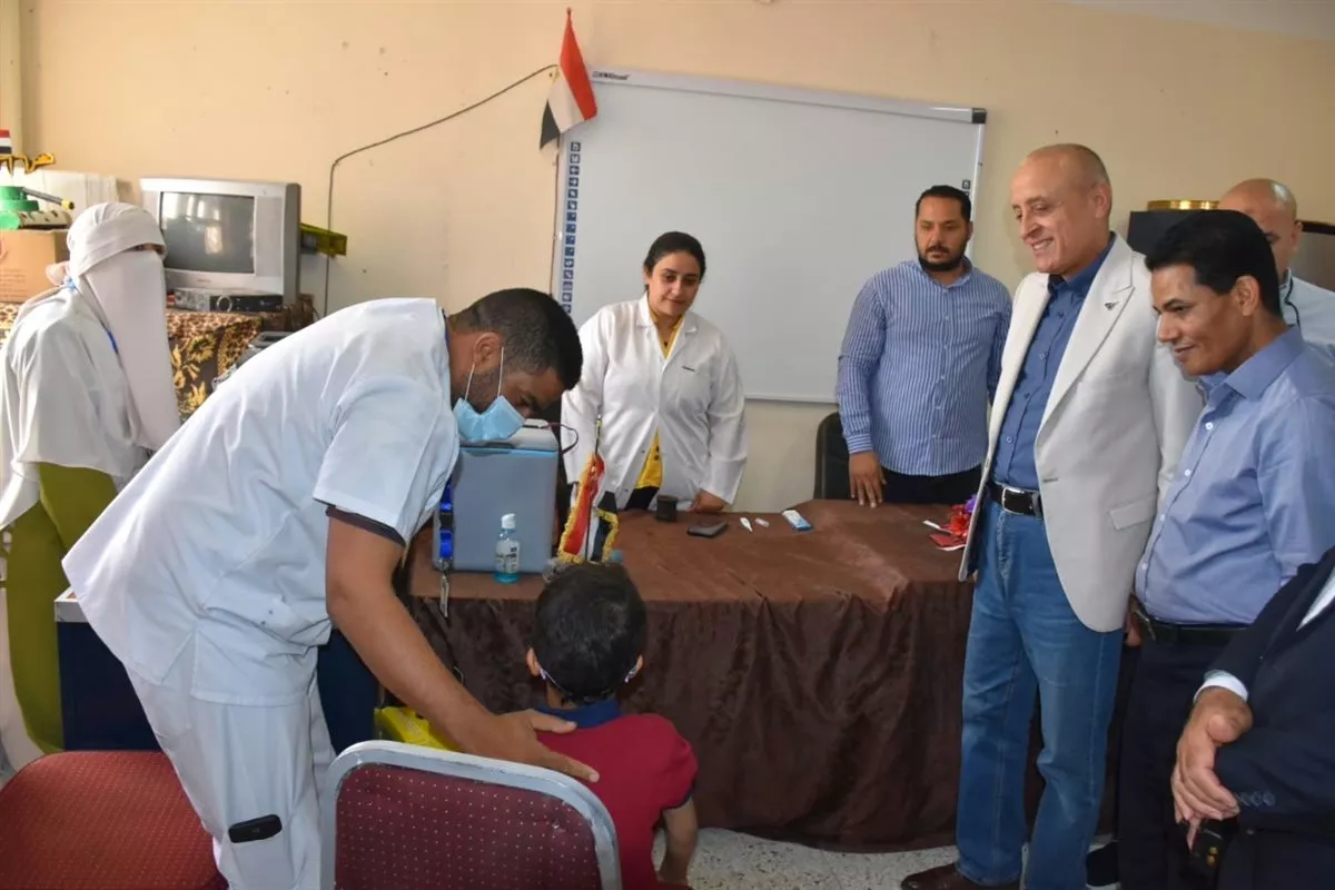 محافظ الأقصر يتابع أعمال الحملة القومية للتطعيم بمدينة إسنا