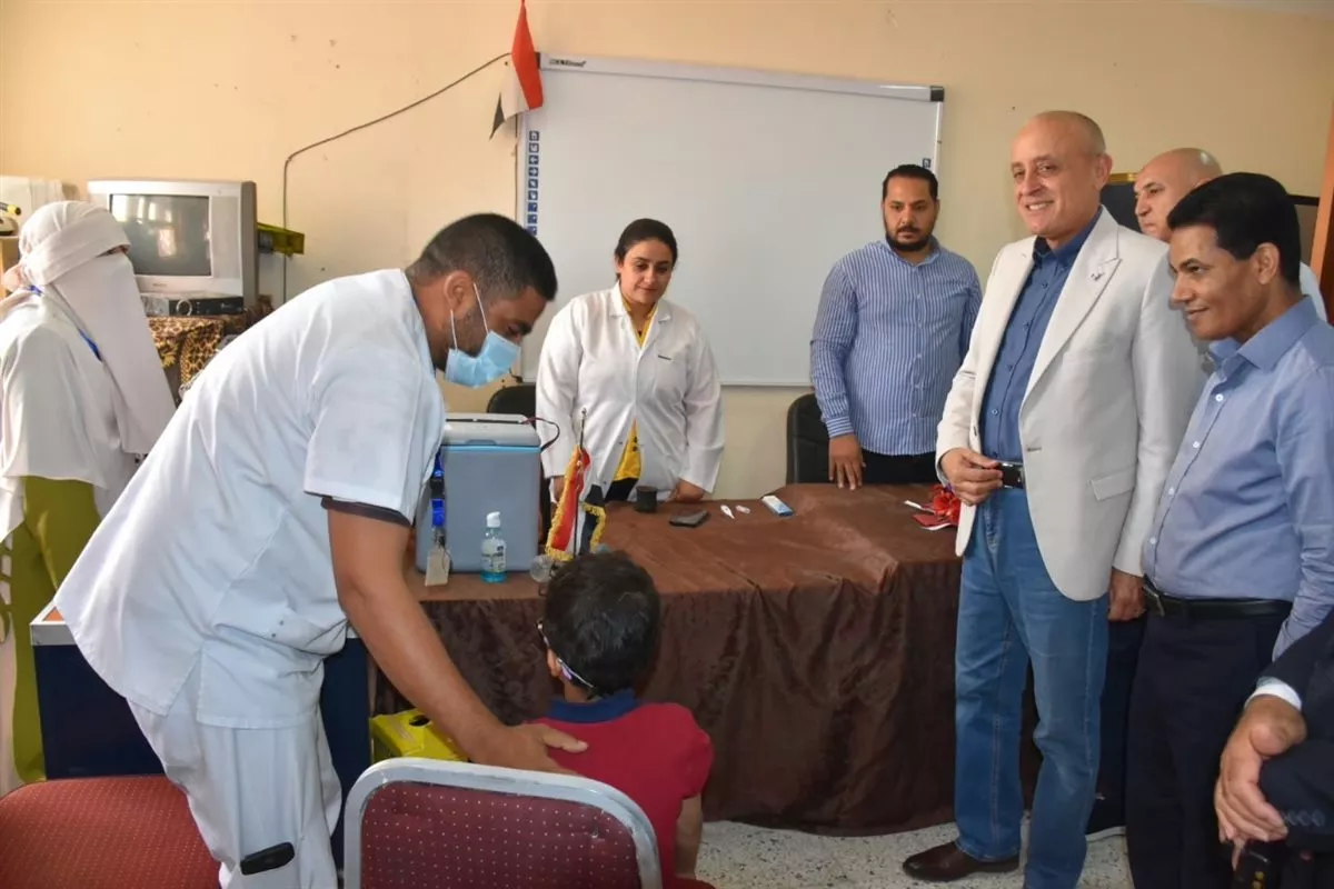 محافظ الأقصر يتابع أعمال الحملة القومية للتطعيم بمدينة إسنا