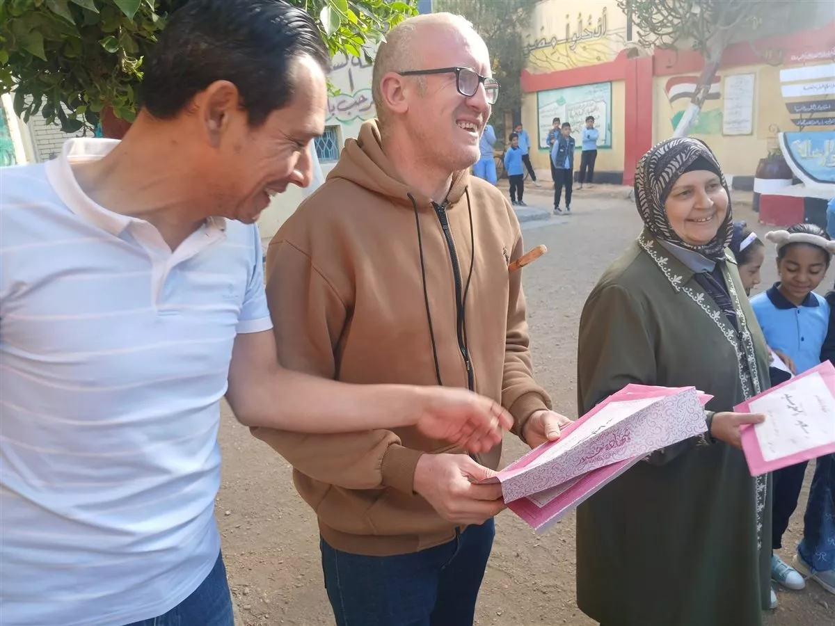 مديرة المدرسة داخل مدرستها