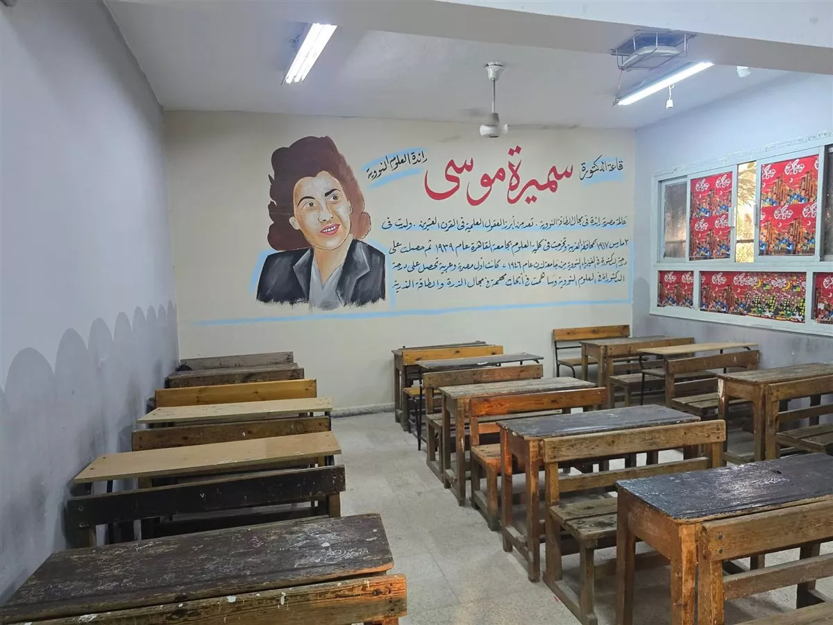 مدرسة بالجيزة تزيّن فصولها بصور رموز مصرية