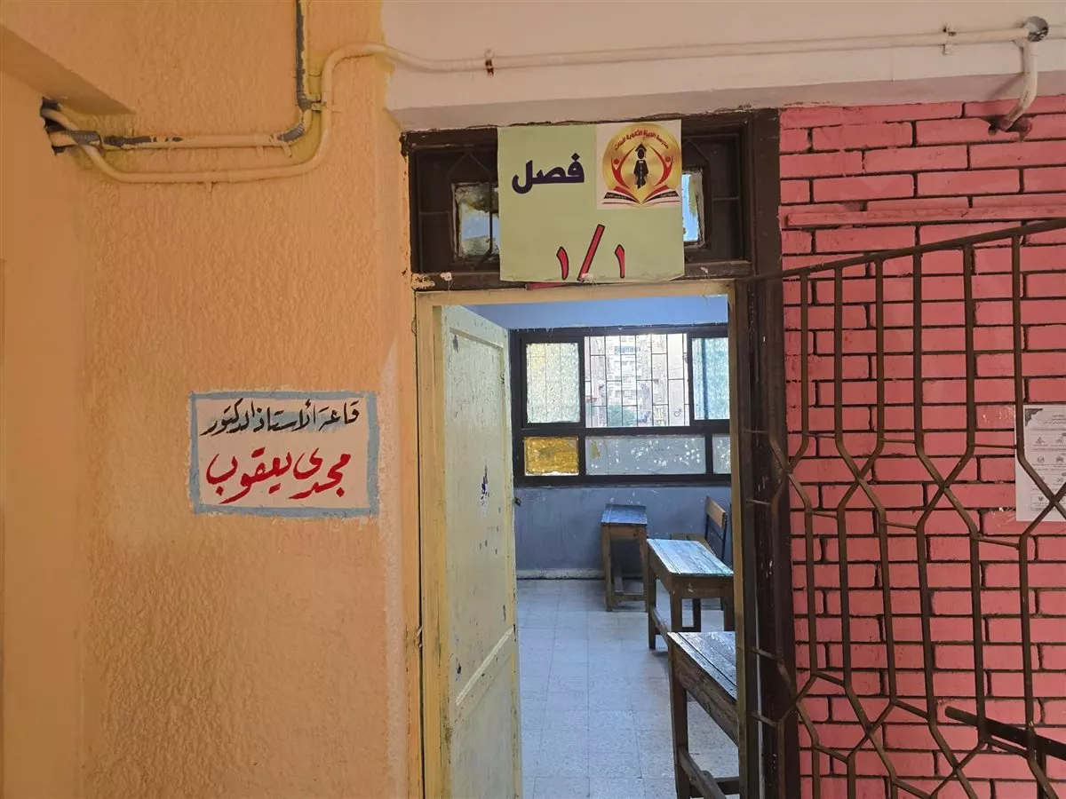 مدرسة بالجيزة تزيّن فصولها بصور رموز مصرية