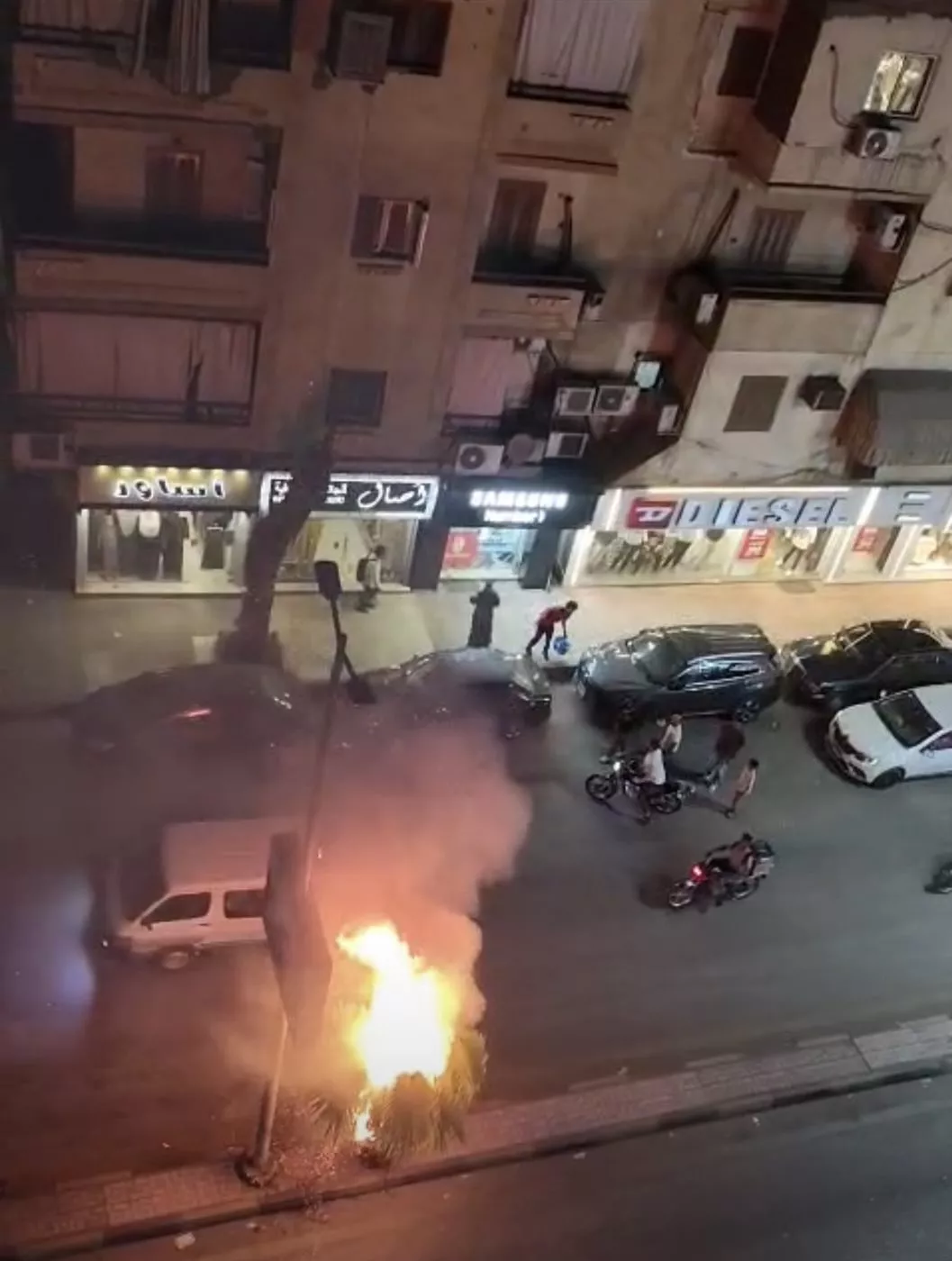 اشتعال شجرة بوسط شارع التلفزيون بالأقصر