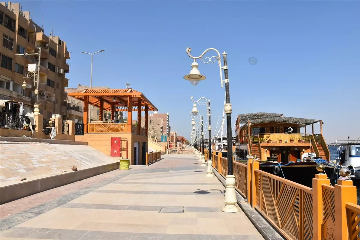 محافظ الأقصر يتفقد اللمسات الأخيرة لتطوير كورنيش إسنا تمهيدا للافتتاح