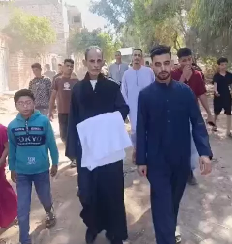 مشهد الكفن مشهد خلال مراسم الصلح الثأري في مغاغة بالمنيا