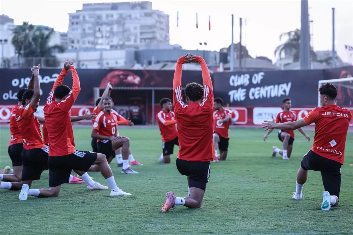strongالأهلي يبدأ الاستعداد لمباراة مودرن في الدوري.. والدبيس ينتظم في التدريبات الجماعية/strong