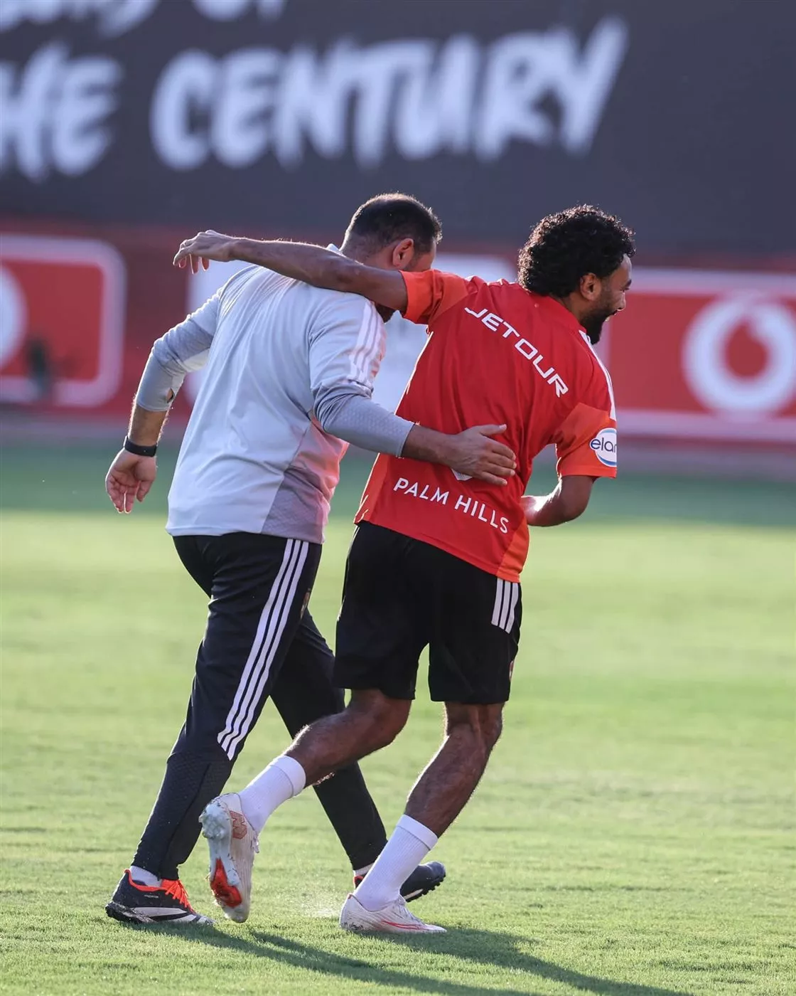 strongالأهلي يبدأ الاستعداد لمباراة مودرن في الدوري.. والدبيس ينتظم في التدريبات الجماعية/strong