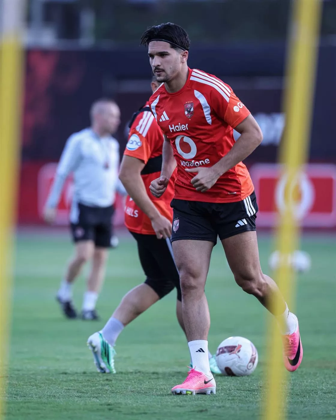 strongالأهلي يبدأ الاستعداد لمباراة مودرن في الدوري.. والدبيس ينتظم في التدريبات الجماعية/strong